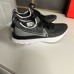 Never worn women’s Nike React Runners. Size 7.5